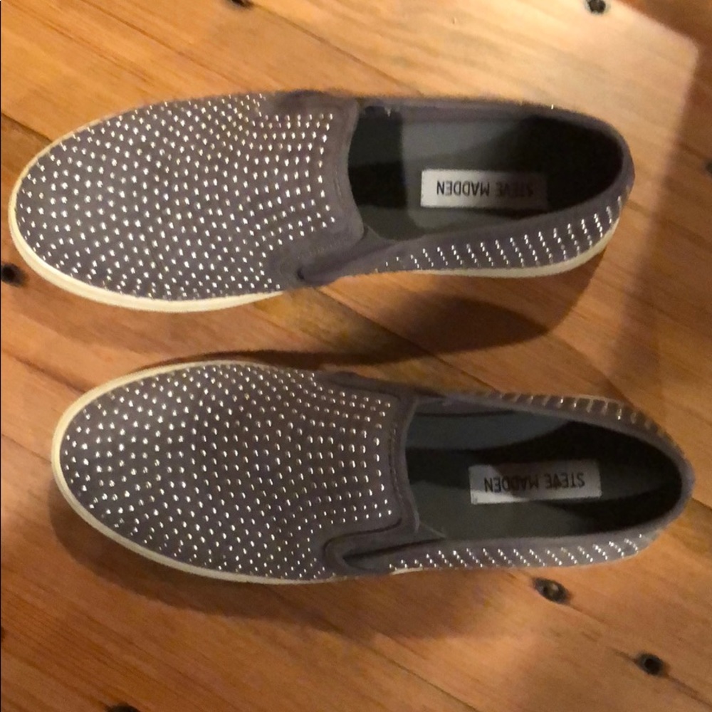 Tennis shoes